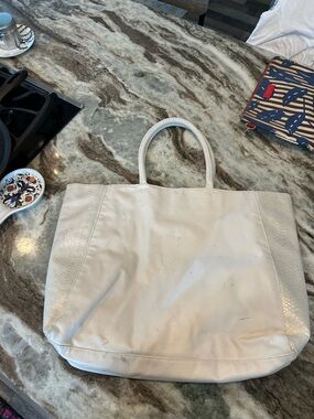 Jimmy Choo parfum White Tote with Textured Side Panels has stains wear peeling